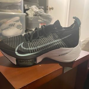 NIKE AIR ZOOM TEMPO NEXT%